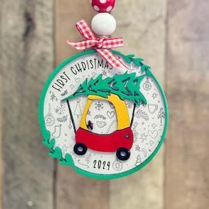 パーソナライズされた赤ちゃんの最初のクリスマス2024オーナメント、ギフト、カスタムオーナメント、フォントは含まれていません。レーザー/ DXFコージークーペ用のSVGカットファイル
