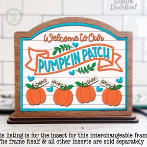Può includere: Un inserto per cornice rettangolare in legno con il testo Welcome to Our PUMPKIN PATCH in arancione e blu. Il design include quattro zucche arancioni con foglie verdi e piccole etichette bianche con i nomi Thomas, Kendra, London e Kennedy.