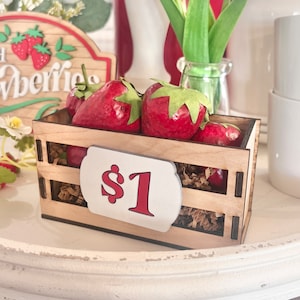 Caisse de fruits 1 dollar fraises, pommes, citrons, etc. décoration de cuisine de style cottage de ferme, décor de plateau à plusieurs niveaux signe 3D fichier fichier numérique svg