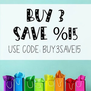 K&ouml;nnte beinhalten: Kaufe 3 und spare 15 %. Nutze den Code BUY3SAVE15. Eine Reihe von bunten Geschenkt&uuml;ten mit Seidenpapier, das aus der Oberseite ragt.