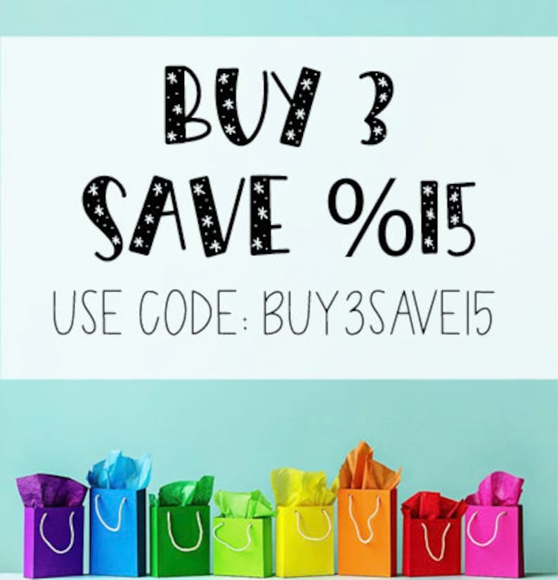 K&ouml;nnte beinhalten: Kaufe 3 und spare 15 %. Nutze den Code BUY3SAVE15. Eine Reihe von bunten Geschenkt&uuml;ten mit Seidenpapier, das aus der Oberseite ragt.