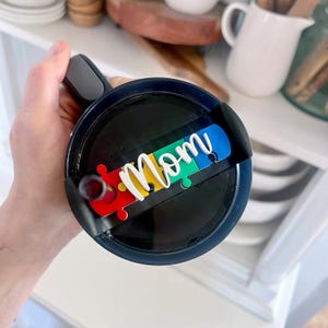SVG-Schnittdatei 20 30 40 Unzen Größe Tumbler Autismus, Mom Tag | Geschenk für Becherdeckel | Namensteller | Stanley Tumbler Geschenk individuell gestaltet