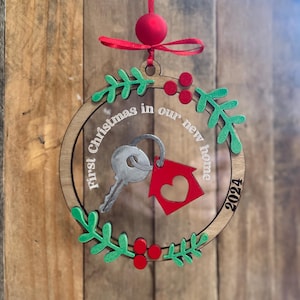Première décoration de Noël dans notre nouvelle maison / maison 2024, décoration personnalisée, police de caractères non incluse. Fichiers découpés SVG pour cadeau de pendaison de crémaillère laser / DXF