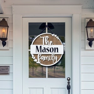 Archivo digital de nombre de familia personalizado para láser con signo redondo bandeja escalonada colgador de puerta svg archivos cortados láser / Glowforge Regalo de boda de Navidad