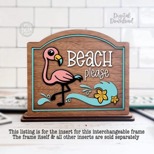 Könnte beinhalten: Holzschild mit Flamingo, Welle und Seestern-Design. Auf dem Schild steht "Beach please" in weißen Buchstaben. Der Flamingo ist rosa mit schwarzem Schnabel und Beinen. Das Schild hat einen braunen Hintergrund mit einem türkisfarbenen Rand.