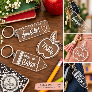 Pode incluir: Chaveiros de acrílico transparente com designs impressos em branco: uma forma de régua com o texto You Rule! e um coração, um lápis com o texto Mrs. Baker e um coração, e uma maçã com o texto Mrs. Trina. Inclui argolas de metal.