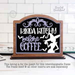 Könnte beinhalten: Holzschild mit schwarzem Hintergrund und dem Text "KINDA WITCHY before COFFEE" in Weiß und Lavendel. Auf der rechten Seite befindet sich eine weiße Hexensilhouette. Das Schild ist ein digitaler Download.