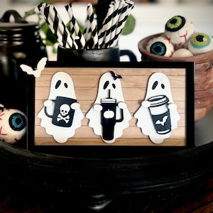 3 fantasmas sosteniendo cafés Barra de café de Halloween / Decoración de bandeja escalonada - Descarga de archivo SVG Cortador láser Stanley / Taza / Café para llevar
