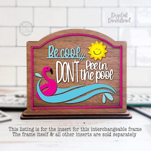 Puede incluir: Letrero de madera con fondo marrón, borde rosa y diseño de flamenco. El letrero dice "Be cool, DON'T Peein the pool" con un sol sonriente. Una pieza decorativa y divertida para una piscina o un espacio temático de verano.