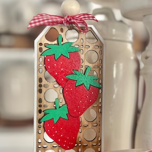 Étiquette aux fraises avec fond de panier en rotin, étiquette de guirlande, décor de plateau à plusieurs niveaux, fichier 3D de décor de ferme de cottage pour le fichier numérique de svg de laser