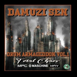 Op de afbeelding: Een digitale albumhoes met een stadsbeeld op de achtergrond in grijstinten en bruin. De tekst "DAMUZI SEN" staat in grote, vetgedrukte, oranje letters bovenaan. De tekst "DRUM ARMAGEDDON VOL. 1 Total Chaos" staat in witte letters onder het stadsbeeld. De tekst "MPC MASCHINE WAV" staat in witte letters onder de albumtitel.
