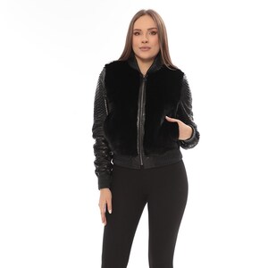 Può includere: Un cartello in legno fatto a mano con la scritta "Welcome" in stile scritto a mano. Il cartello bianco ha una finitura invecchiata e una piccola foglia verde attaccata. Adatto per uso interno o esterno, aggiunge un tocco accogliente.