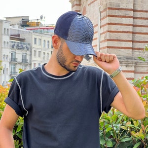 Può includere: Un cartello in legno rustico con la scritta "Welcome to our home" in lettere bianche. Il cartello presenta una finitura invecchiata e un design semplice e invitante, perfetto per un portico o un ingresso.