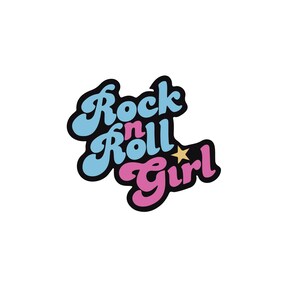 K&ouml;nnte beinhalten: Ein Retro-Grafikdesign mit dem Text "Rock n Roll Girl" in blauen und rosa Buchstaben mit einem goldenen Stern.