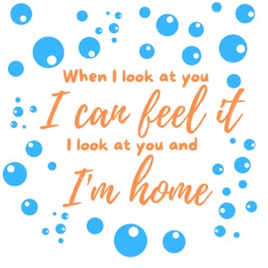K&ouml;nnte beinhalten: Ein wei&szlig;er Hintergrund mit blauen Blasen und dem Text "When I look at you I can feel it I look at you and I'm home" in orange.