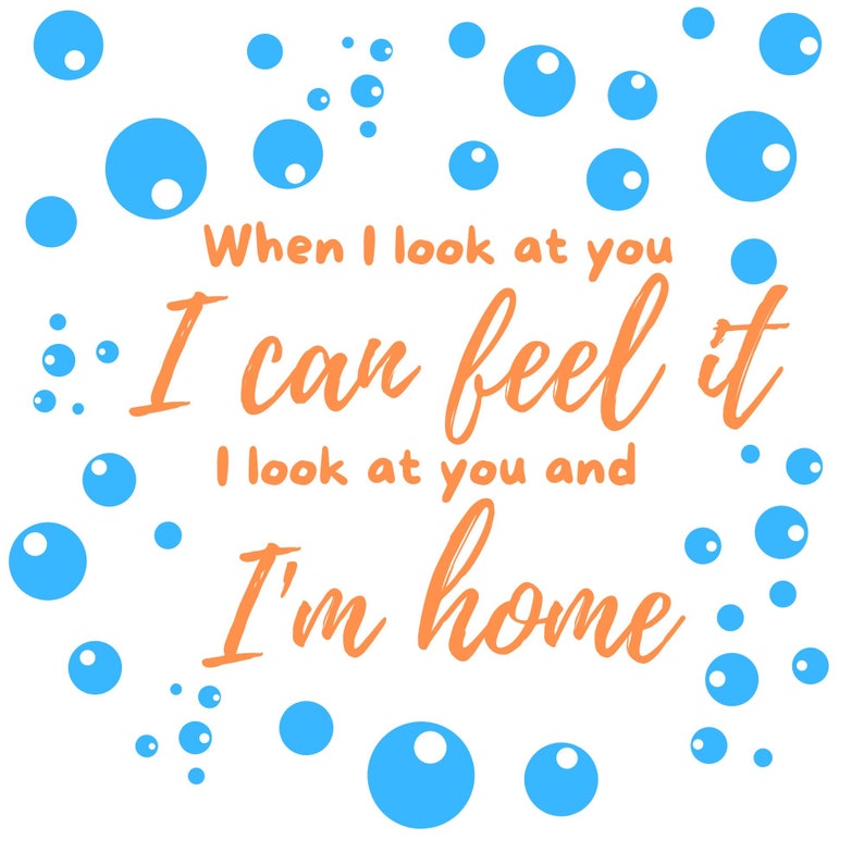K&ouml;nnte beinhalten: Ein wei&szlig;er Hintergrund mit blauen Blasen und dem Text "When I look at you I can feel it I look at you and I'm home" in orange.
