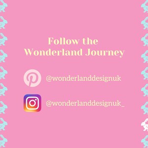 K&ouml;nnte beinhalten: Rosafarbener Hintergrund mit einem wei&szlig;en Kaninchen und dem Text "Follow the Wonderland Journey". Unter dem Text befinden sich Social-Media-Symbole f&uuml;r Pinterest und Instagram mit den Benutzernamen "@wonderlanddesignuk" und "@wonderlanddesignuk_".