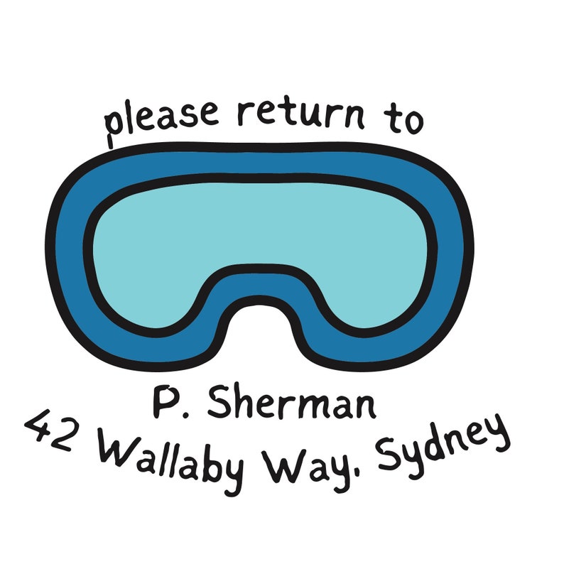 K&ouml;nnte beinhalten: Blaue Schwimmbrille mit dem Text "please return to P. Sherman 42 Wallaby Way, Sydney" darunter.