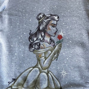 Sweat à capuche peint à la main - La Belle et la Bête - Belle - idée cadeau - pièce unique