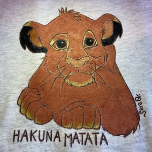 T-shirt personalizzata dipinta a mano su richiesta Re Leone Simba - Hakuna matata - regalo pezzo unico