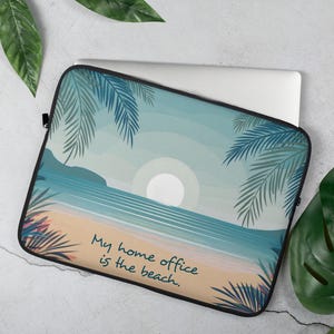 Könnte beinhalten: Laptop-Hülle mit Strandmotiv, Palmen, Meer und Sonnenuntergang. Der Text "My home office is the beach" ist unten aufgedruckt. Die Hülle ist schwarz mit Reißverschluss und enthält einen Laptop.