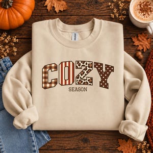 Patchwork Sweatshirt Cozy Season | College Style Pullover | Herbst Outfit | Patchwork Lettering | Retro Autumn