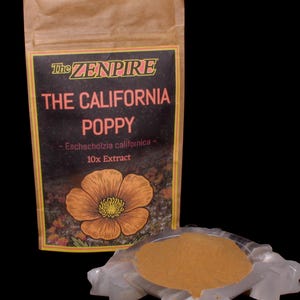 以下が含まれることがあります： 「The Zenpire The California Poppy - Eschscholzia californica - 10x Extract」と書かれた茶色の紙袋とオレンジ色のポピーの花のイラスト。透明な皿にはオレンジ色の粉が入っています。
