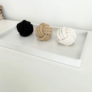 Betonnen knoopgarenbol, roos, betonnen bloem,.