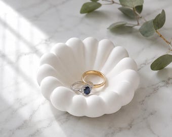 Bandeja minimalista para anillos con forma de concha / Bandeja para joyas de jesmonita hecha a mano / Soporte para joyas neutro / Organizador de tocador / Regalo de decoración costera