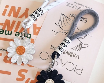 Leather small daisy flower car keychain pendant couple gift personalized gift custom keychain bag pendant  Gift for her Keyring bag charm