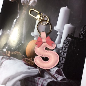 Llavero con letras de piel de vaca personalizado hecho a mano, colgante de lujo para bolso, regalo creativo de cumpleaños para pareja, regalo personalizado, lindo llavero