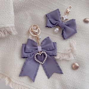 Hermoso llavero con forma de corazón con forma de perla y lazo morado suave, llavero con anilla para bolso, llavero personalizado, funda para AirPods, accesorio para llavero