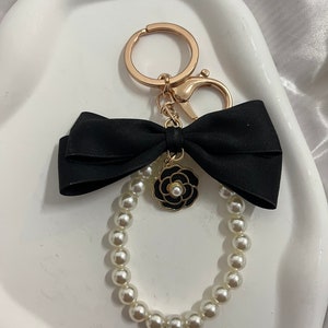 Belle breloque porte-clés avec perles et noeud noir, porte-clés fleur, breloque de sac, porte-clés personnalisé, étui pour AirPods, porte-clés, accessoire, cadeaux