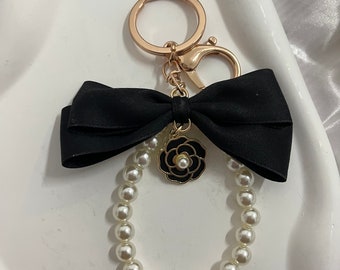Beautiful gentle black bow pearl keychain charm flower key chain ring bag charm Custom Keychain AirPods Case Keyring Charm Accessory Gifts