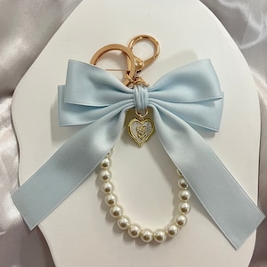 Beautiful gentle blue bow pearl keychain charm heart-shaped key chain ring bag charm Custom Keychain AirPods Case Keyring Charm Accessory