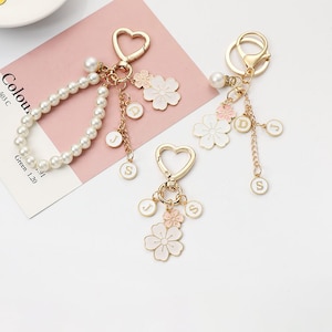 Pendentif porte-clés en forme de perle Porte-clés lettre mignon Porte-clés personnalisé Breloque lettre personnalisée créative Airpods Cadeaux personnalisés Cadeau pour elle