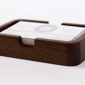 Tarjetero de nogal para tarjetas de visita / Pequeño recipiente de madera para guardar objetos pequeños / Organizador de oficina / Plato de valet de nogal / Tarjetero de madera