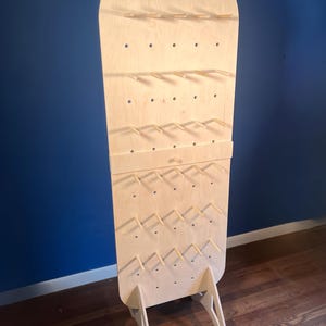 Summit Floor Peg Board – Handgemaakt houten display met pinnen, opvouwbare flat-pack standaard voor ambachtelijke beurzen, verkopers en winkelevenementen