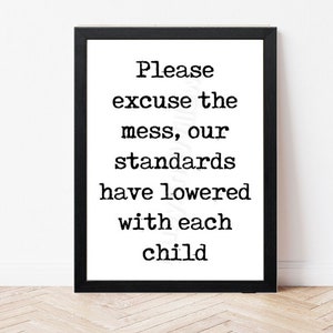 Disculpe el lío que nuestros estándares han bajado con la cita de cada niño - Impresión de la sala de estar - Cita de limpieza - Impresión de la cita familiar - Impresión divertida
