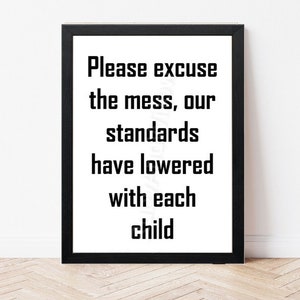 Disculpe el lío que nuestros estándares han bajado con la cita de cada niño - Impresión de la sala de estar - Cita de limpieza - Impresión de la cita familiar - Impresión divertida