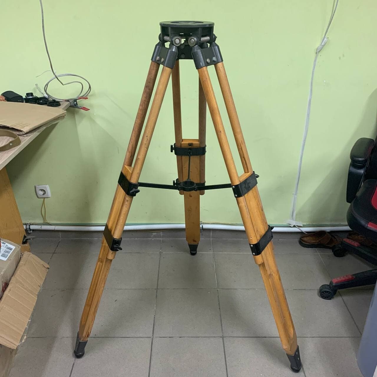 Old camera on wooden tripod Banque de photographies et d'images à haute résolution - Alamy