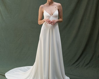 Off-white Satin A-linjeformad Bröllopsklänning, Plisserad Tyllkappa, Öppen Rygg Brudklänning Daisy