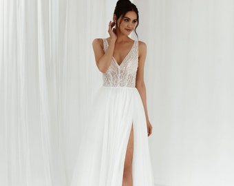 Abito da sposa con scollo a V, impreziosito da perline, linea ad A, spacco alto e schiena scoperta. Zoe