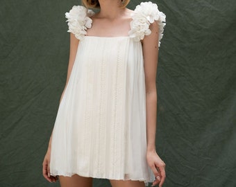 Abito da sposa corto in seta, abito da ricevimento corto con maniche floreali 3D staccabili Aster