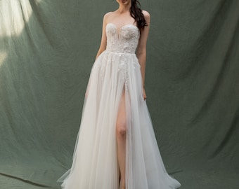 Romantic Floral Lace Wedding Dress, Elegant Bridal Gown for Modern Bride, Luxury Statement Wedding Look