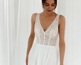 Abito da sposa con schiena scoperta e pizzo ricamato, abito da sposa con spacco alto, abito da ricevimento minimalista Zoe