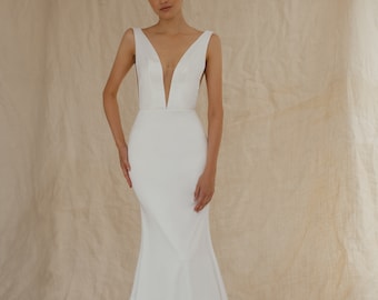 Abito da sposa a sirena in raso con scollo a V profondo e senza maniche, perfetto per una fuga romantica. Vivian