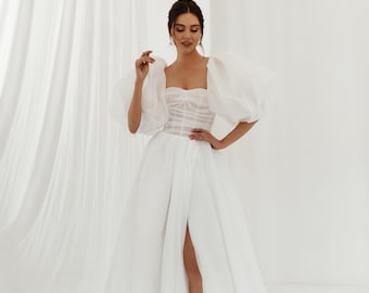 Abito da sposa XXS in saldo, abito da sposa senza spalline in organza, abito a trapezio con corsetto, spacco alto e maniche a sbuffo.