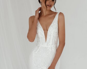 Abito da sposa a sirena, modello Chantilly 3D Floral Fit and Flare V Back Wedding Gown Freya