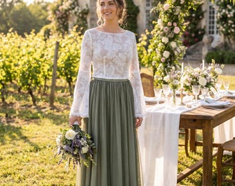 Abito da sposa Erdo a due pezzi, mix & match, top in pizzo e gonna in tulle verde scuro, per matrimonio civile boho all'aperto.